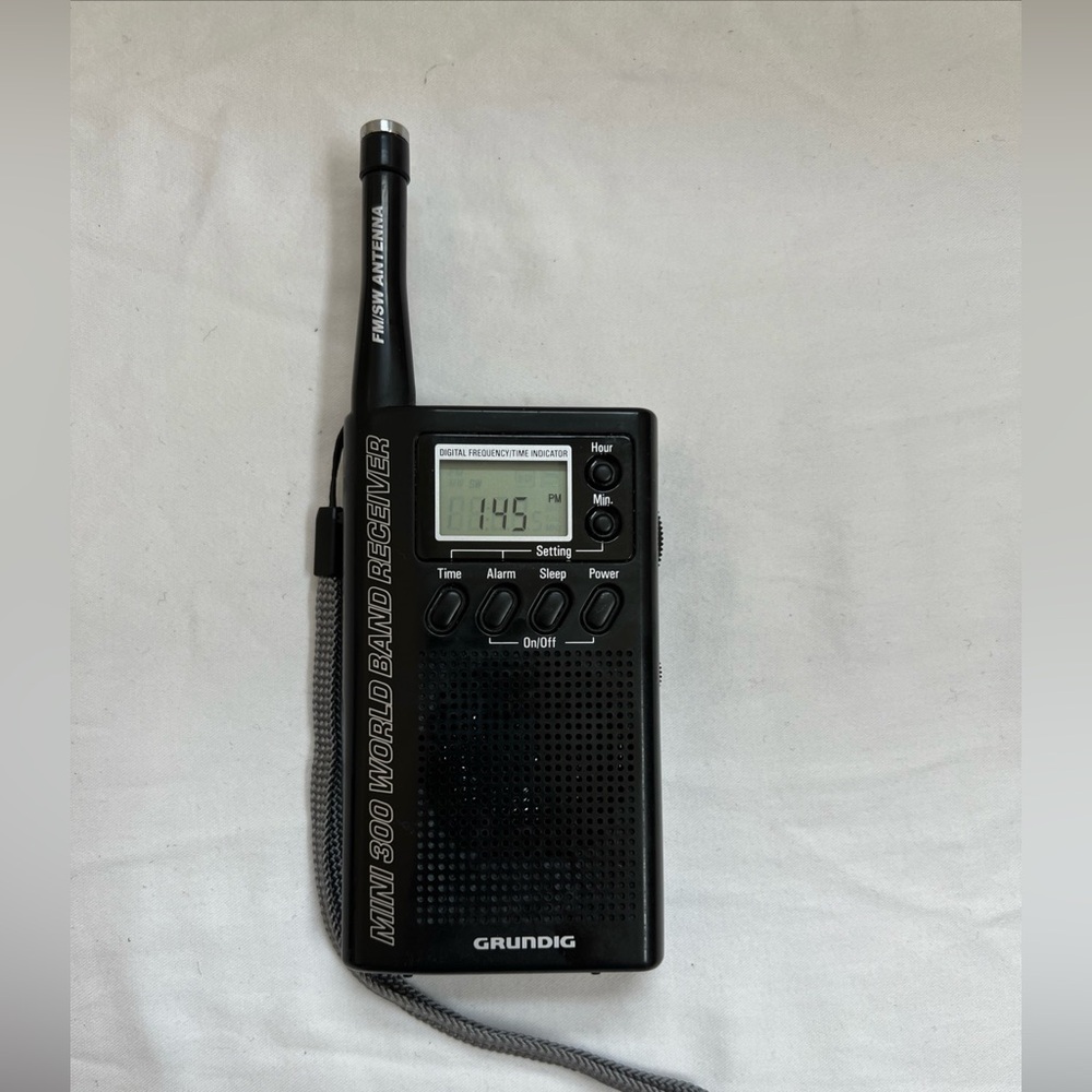 Grundig Mini 300 World Band Receiver Case Manual Portable Radio AM/FM/SW Working - Picture 3 of 14